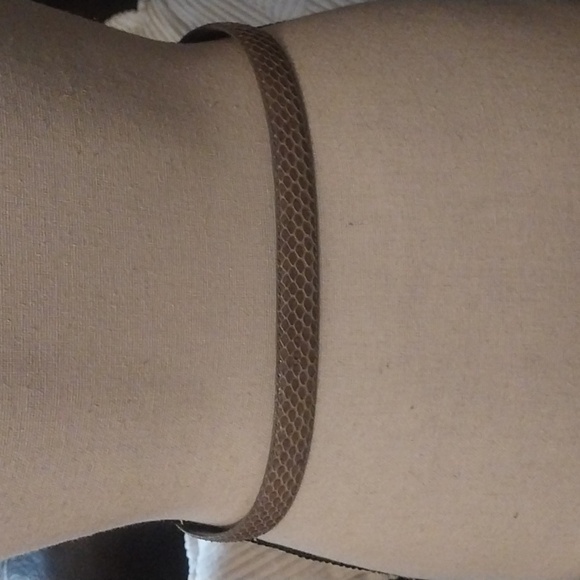 Liz Claiborne Creamy Beige Genuine Snakeskin Skinny Belt Size Med - Picture 2 of 8